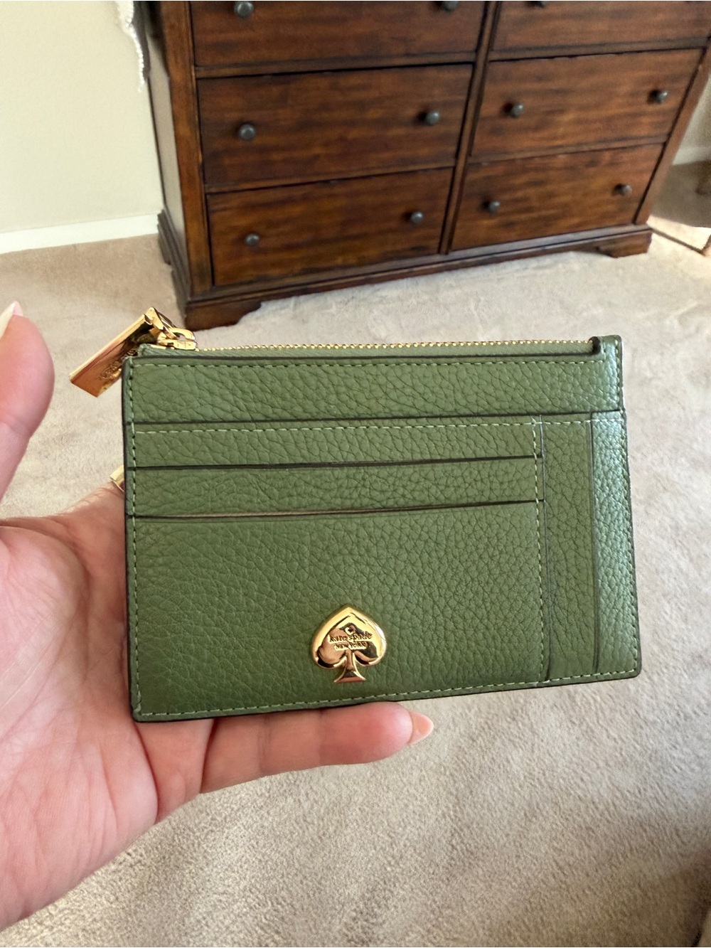 kate spade green pebble leather zip cardholder with gold spade logo